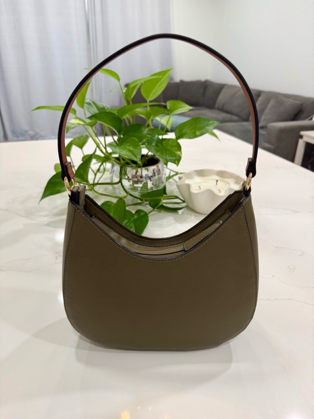 GUESS Olive Green Shoulder Bag with Gold Chain and Cream Logo Tab - Picture 2 of 9